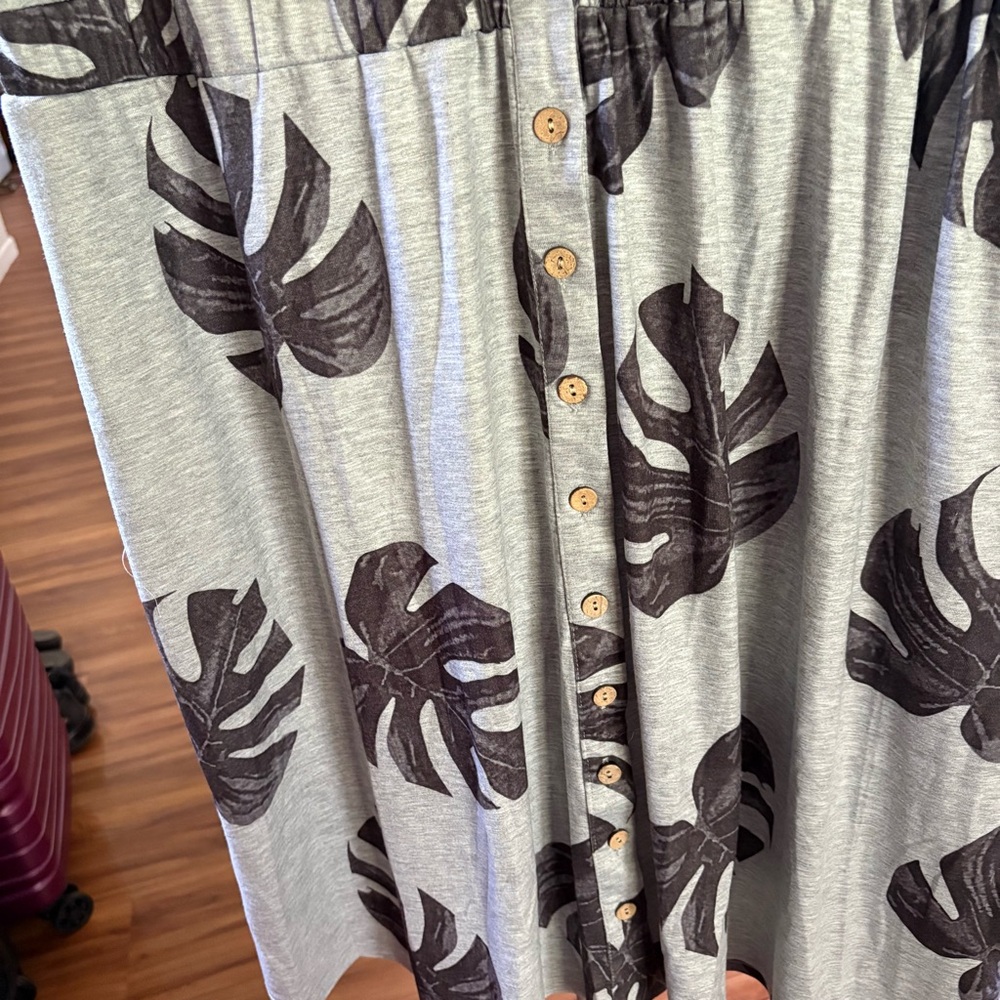 Gray Sleeveless Dress with Leaf Print - Picture 5 of 7